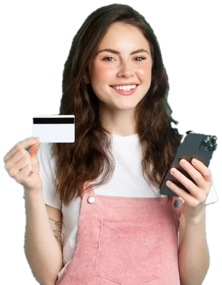 Mujer sonriendo con una tarjeta de pago y su celular
