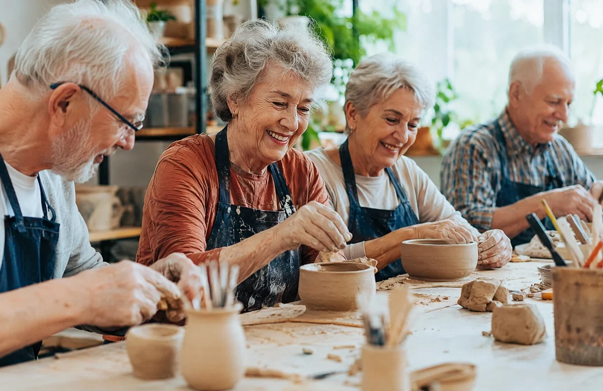 Personas mayores en un taller de cerámica